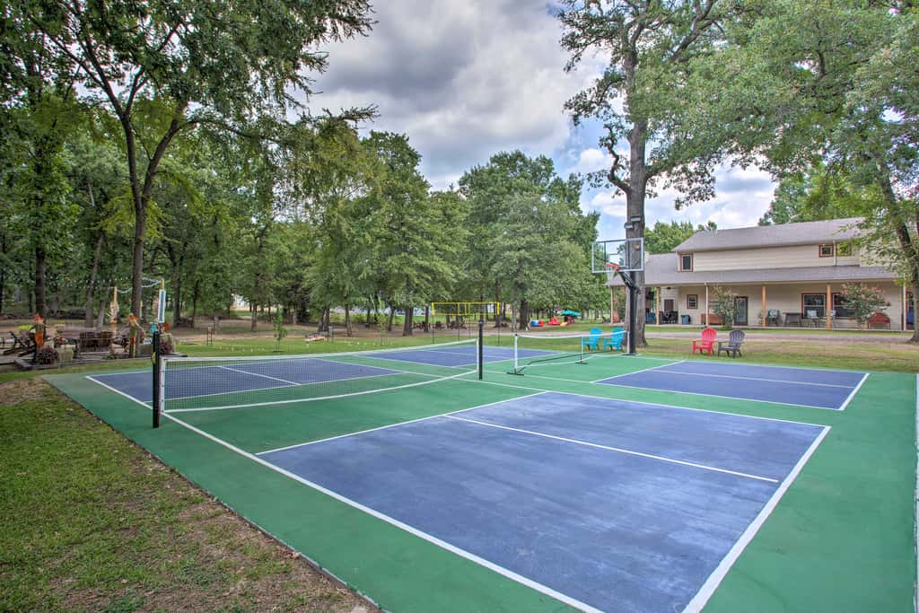 Kingston Home w/ Pickleball: Steps to Lake Texoma!