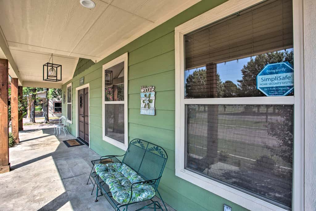 Kingston Home w/ Pickleball: Steps to Lake Texoma!