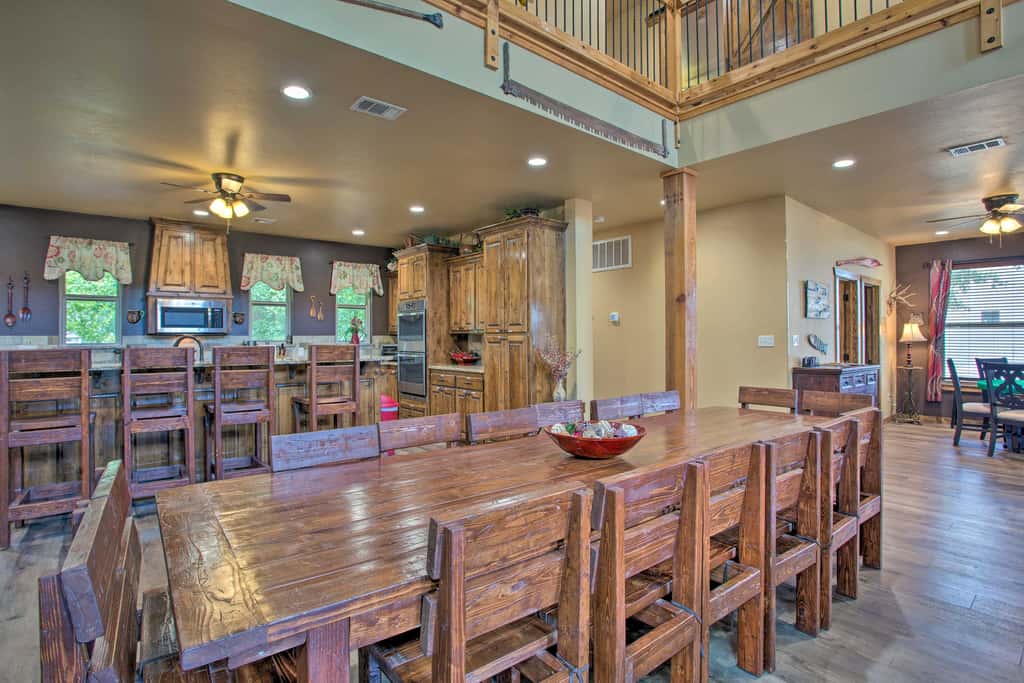 Kingston Home w/ Pickleball: Steps to Lake Texoma!