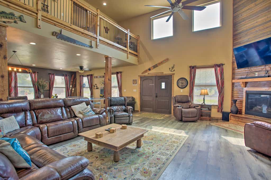 Kingston Home w/ Pickleball: Steps to Lake Texoma!