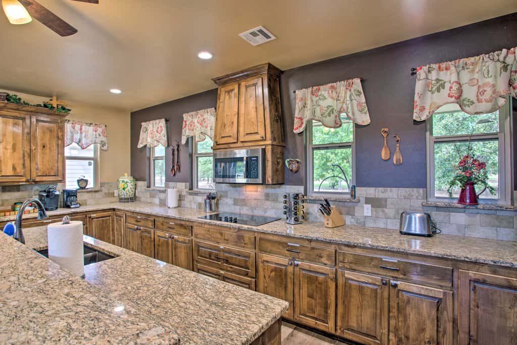 Kingston Home w/ Pickleball: Steps to Lake Texoma!