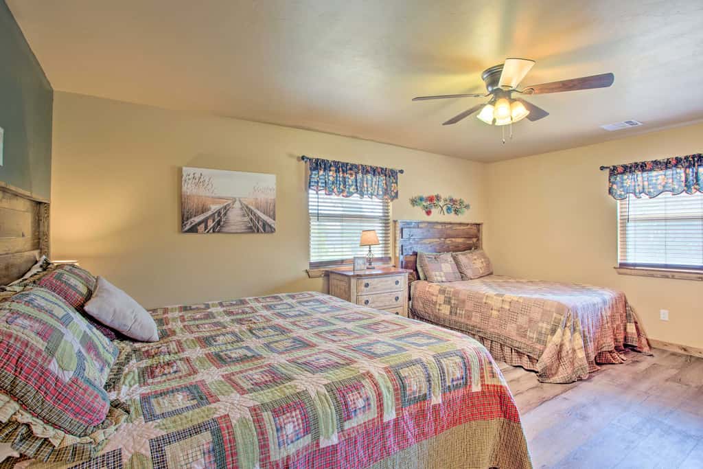 Kingston Home w/ Pickleball: Steps to Lake Texoma!