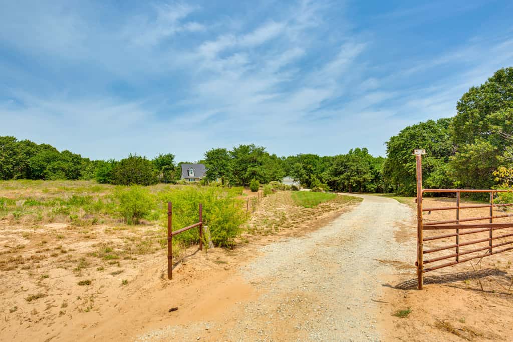 1/2 Mi to Lake Texoma: Home w/ Fire Pit & Grill!