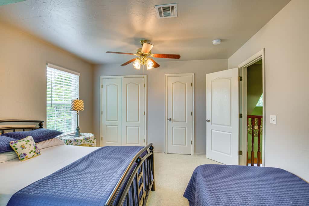 1/2 Mi to Lake Texoma: Home w/ Fire Pit & Grill!