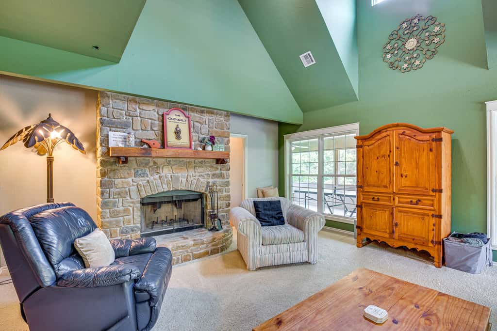 1/2 Mi to Lake Texoma: Home w/ Fire Pit & Grill!