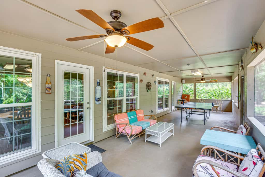 1/2 Mi to Lake Texoma: Home w/ Fire Pit & Grill!