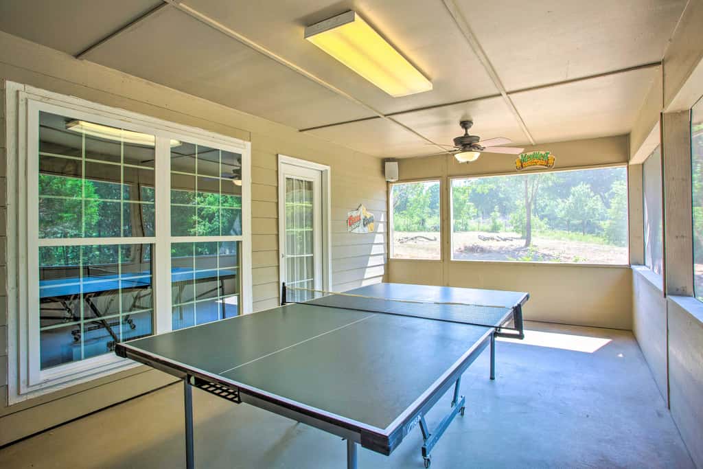 1/2 Mi to Lake Texoma: Home w/ Fire Pit & Grill!
