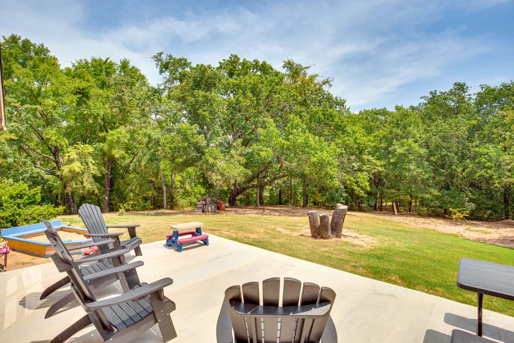 1/2 Mi to Lake Texoma: Home w/ Fire Pit & Grill!