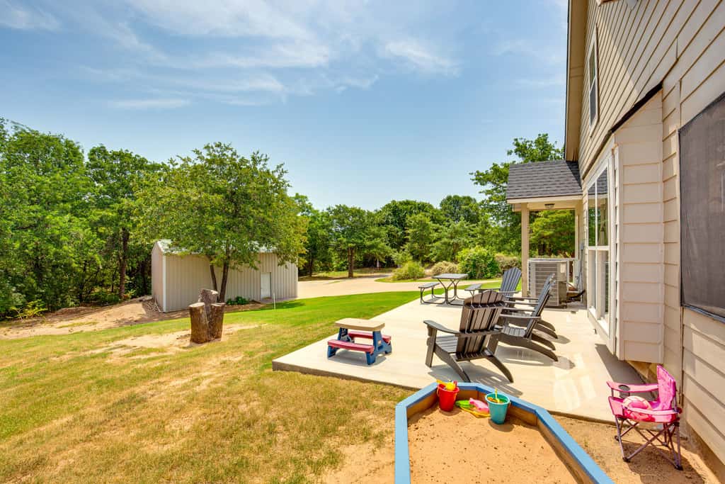 1/2 Mi to Lake Texoma: Home w/ Fire Pit & Grill!