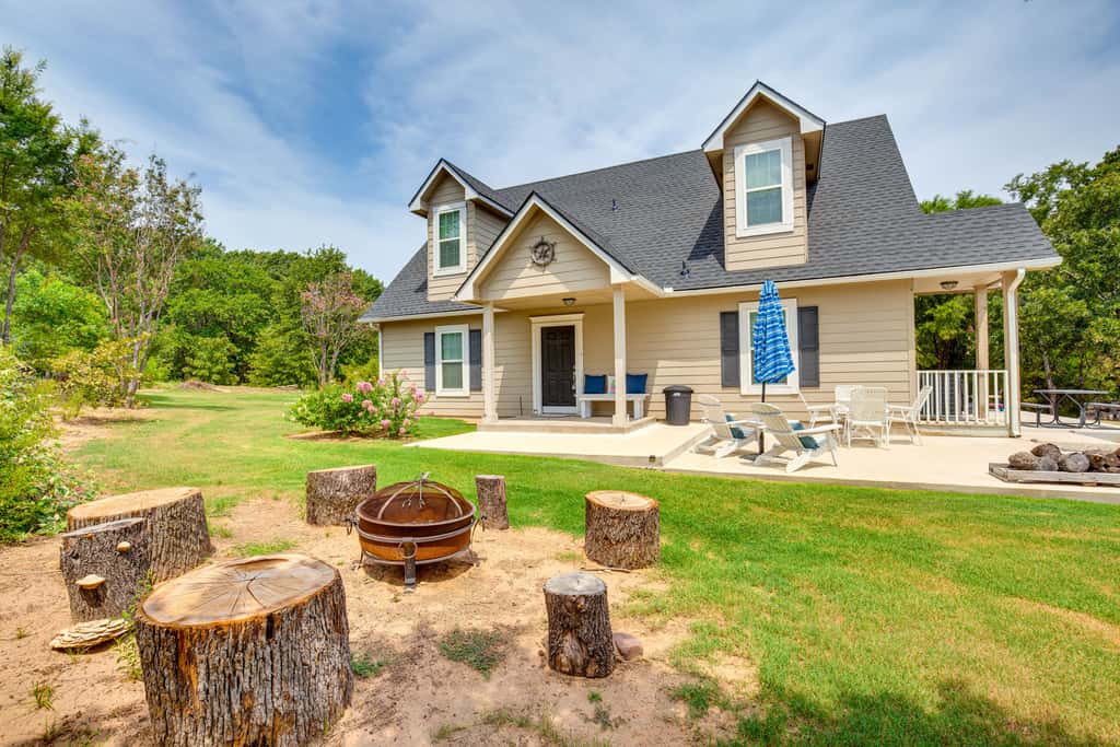 1/2 Mi to Lake Texoma: Home w/ Fire Pit & Grill!