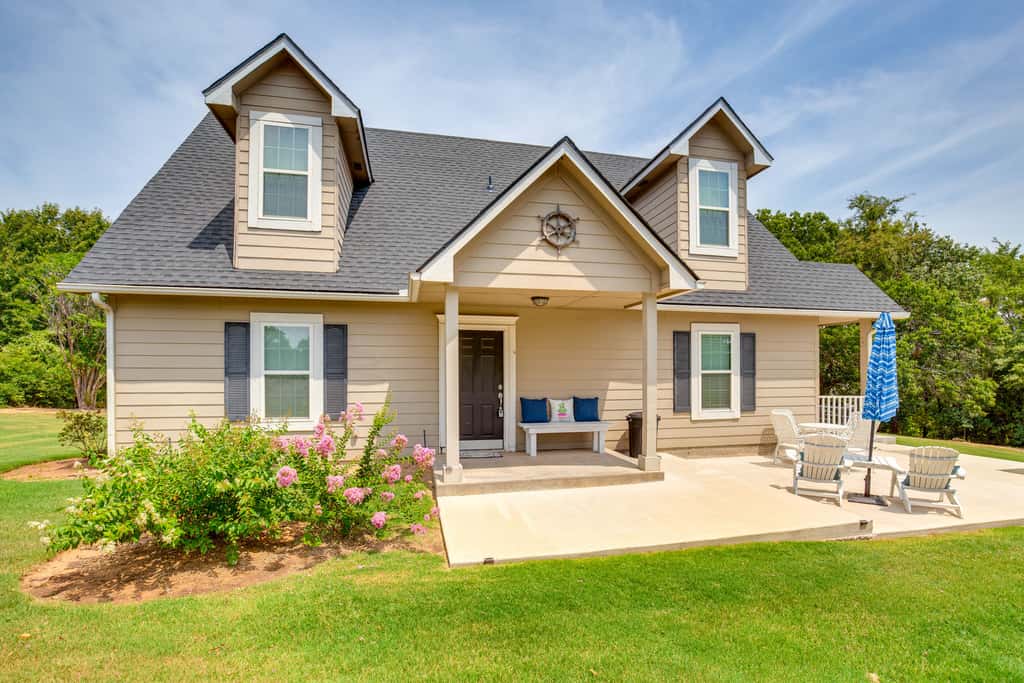 1/2 Mi to Lake Texoma: Home w/ Fire Pit & Grill!