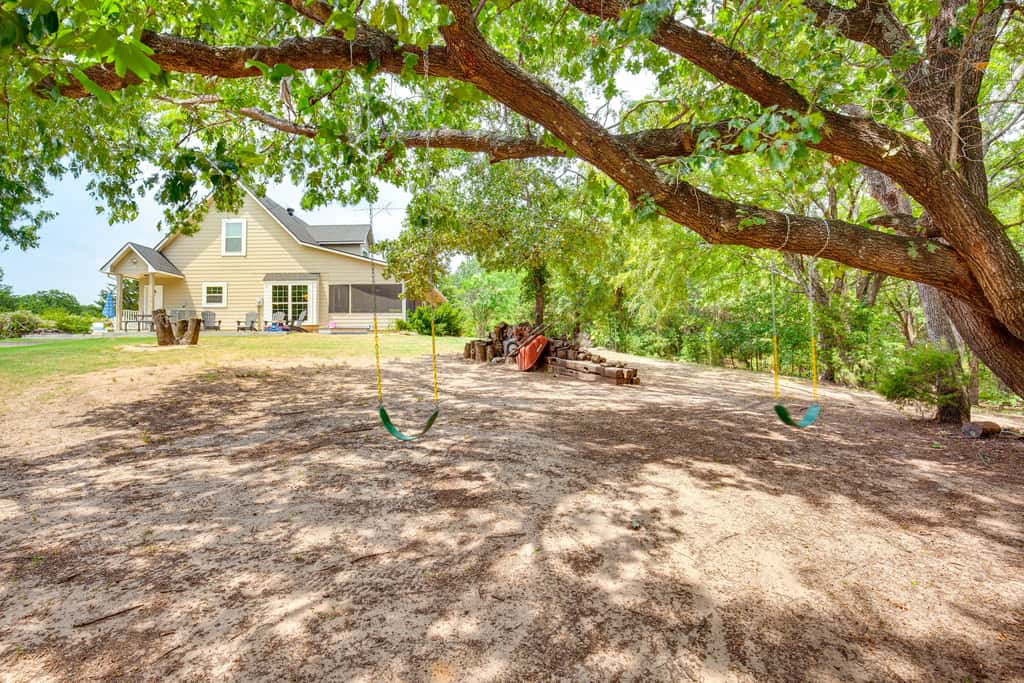 1/2 Mi to Lake Texoma: Home w/ Fire Pit & Grill!
