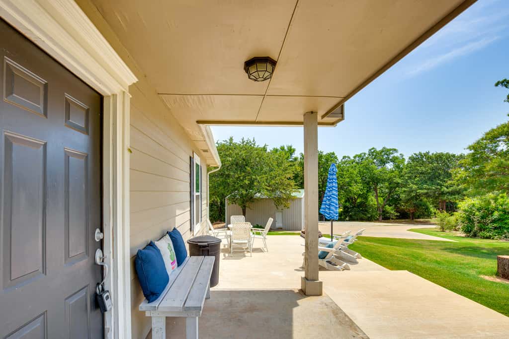 1/2 Mi to Lake Texoma: Home w/ Fire Pit & Grill!