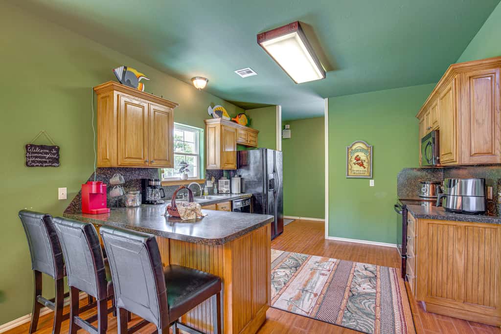 1/2 Mi to Lake Texoma: Home w/ Fire Pit & Grill!