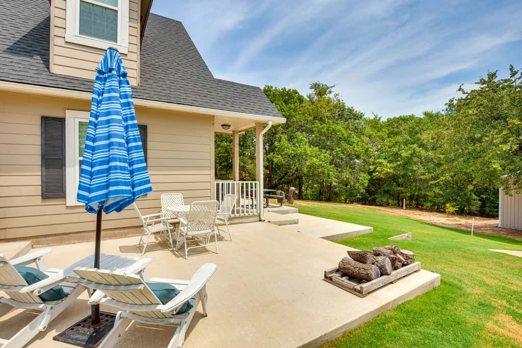 1/2 Mi to Lake Texoma: Home w/ Fire Pit & Grill!