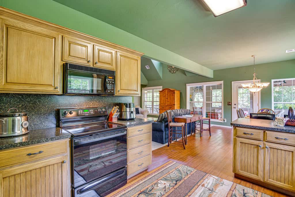 1/2 Mi to Lake Texoma: Home w/ Fire Pit & Grill!