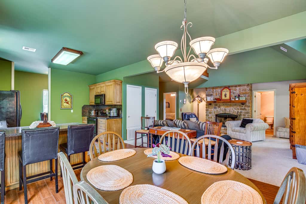 1/2 Mi to Lake Texoma: Home w/ Fire Pit & Grill!