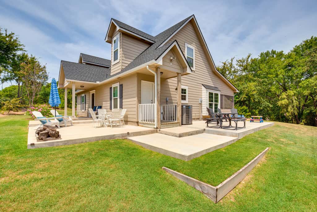 1/2 Mi to Lake Texoma: Home w/ Fire Pit & Grill!