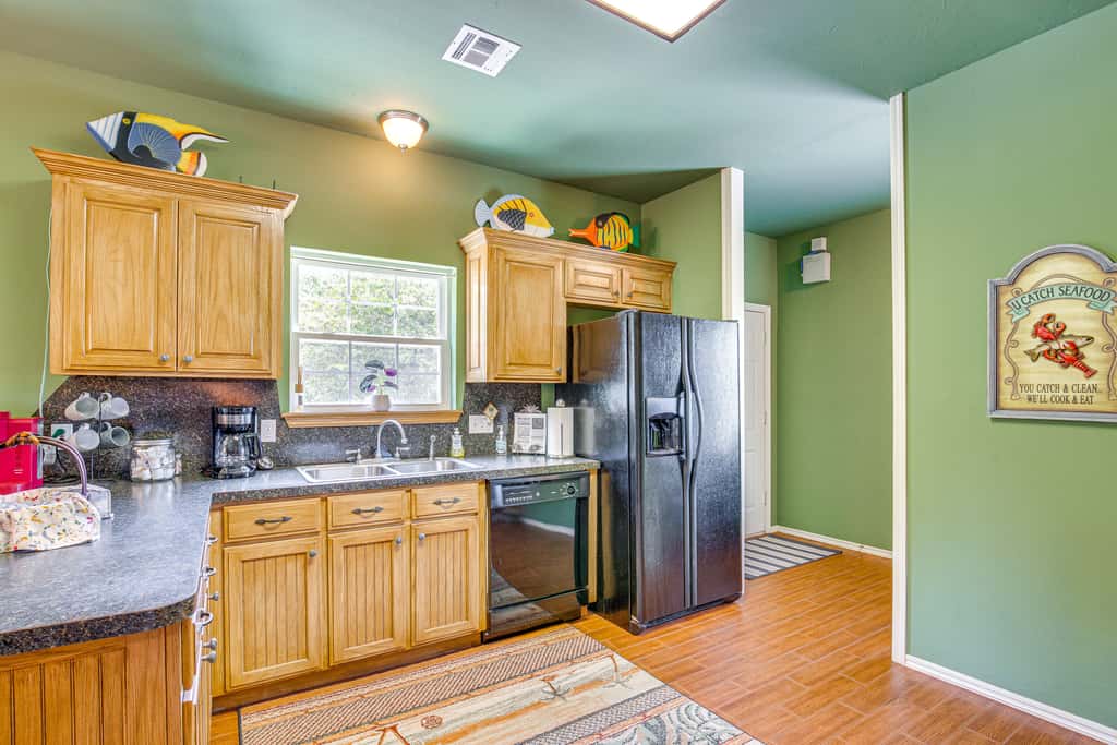 1/2 Mi to Lake Texoma: Home w/ Fire Pit & Grill!