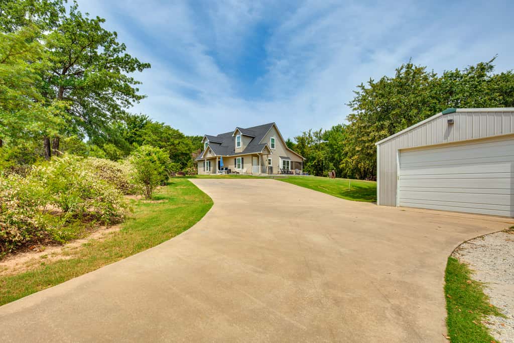 1/2 Mi to Lake Texoma: Home w/ Fire Pit & Grill!
