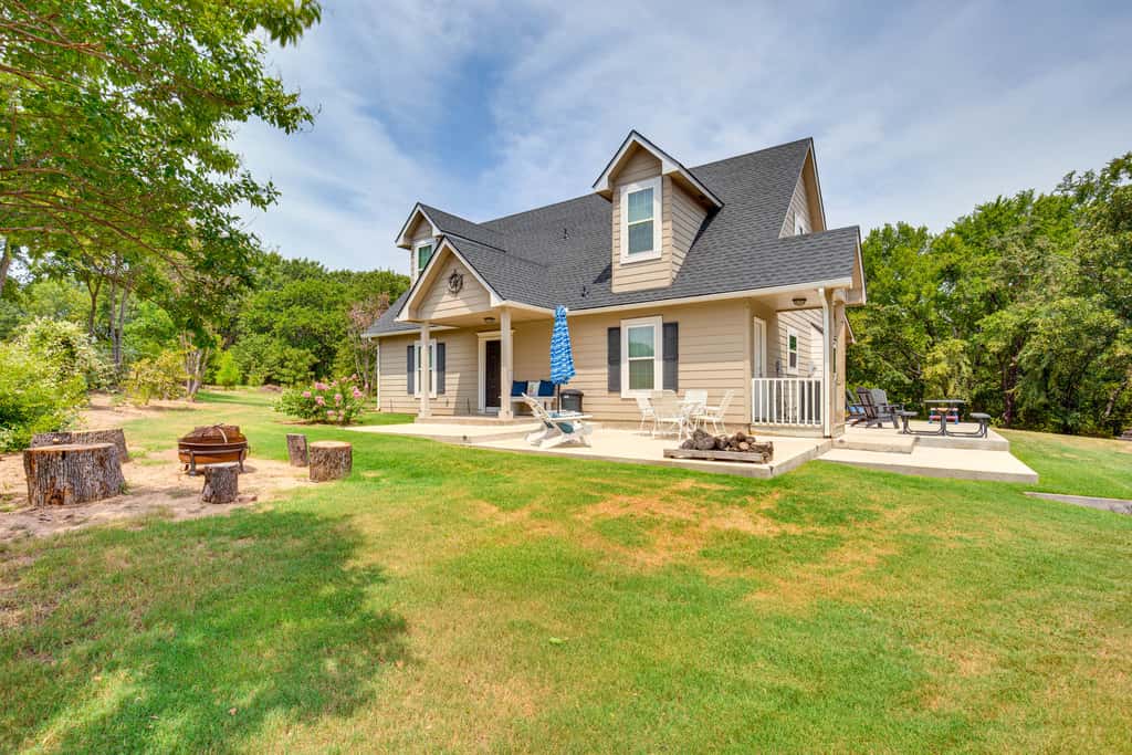 1/2 Mi to Lake Texoma: Home w/ Fire Pit & Grill!