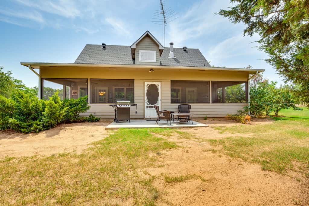 1/2 Mi to Lake Texoma: Home w/ Fire Pit & Grill!