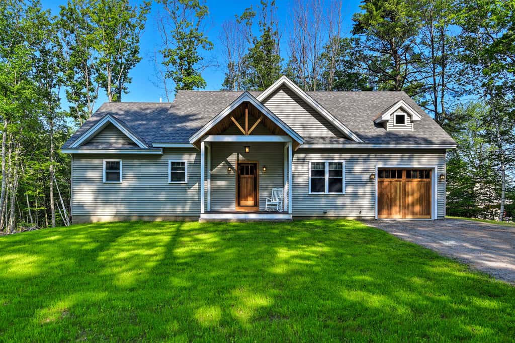 Covered Deck, Grill & Game Room: Gilford House!