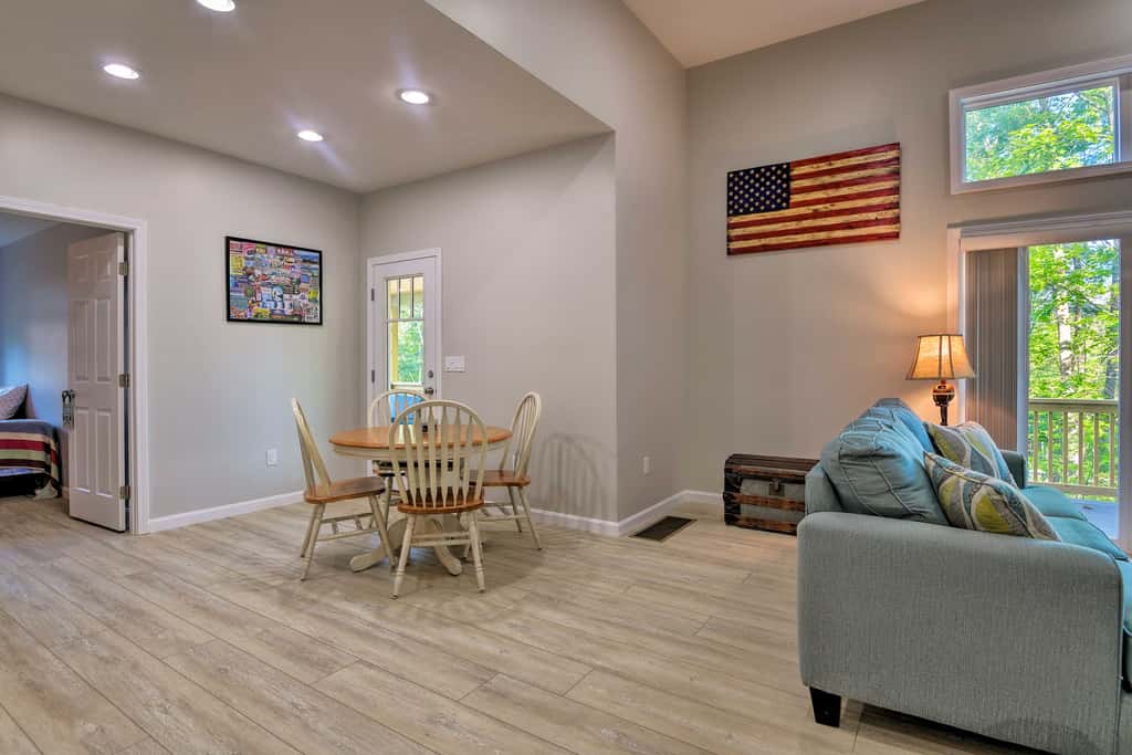 Covered Deck, Grill & Game Room: Gilford House!