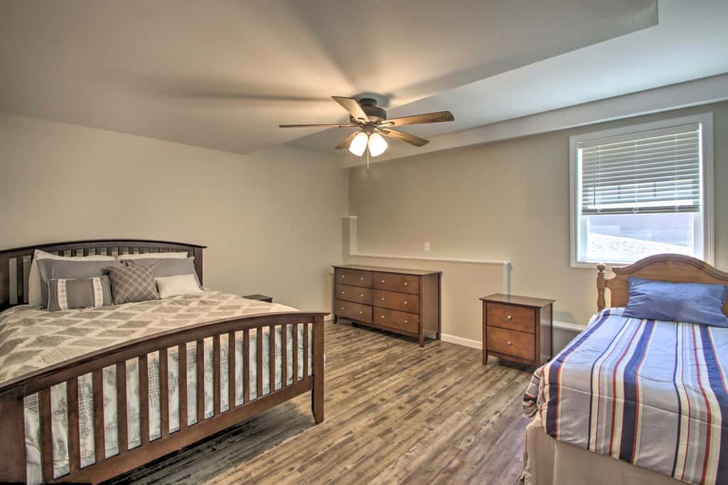 Covered Deck, Grill & Game Room: Gilford House!