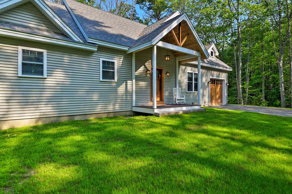 Covered Deck, Grill & Game Room: Gilford House!
