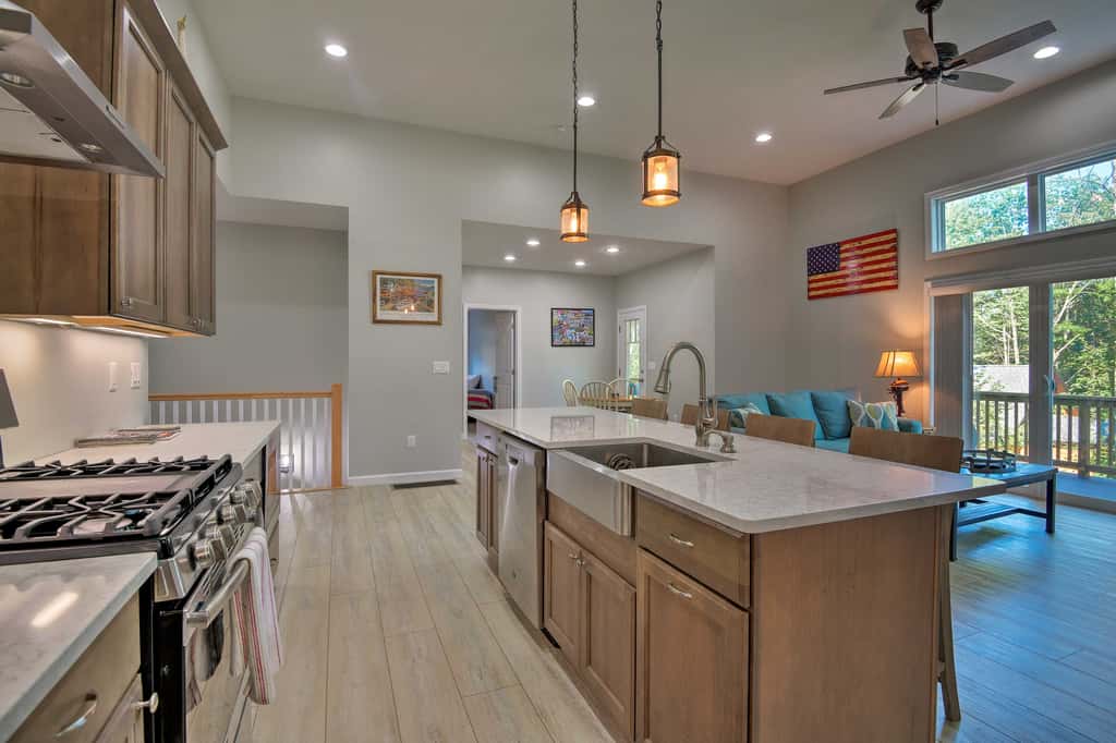 Covered Deck, Grill & Game Room: Gilford House!