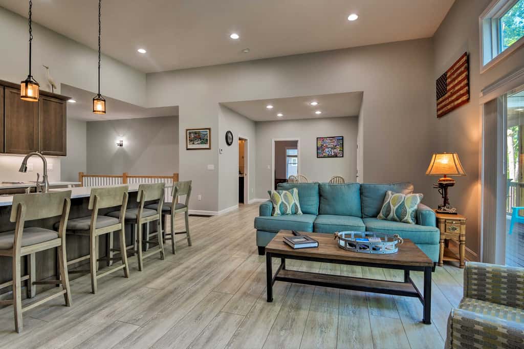 Covered Deck, Grill & Game Room: Gilford House!