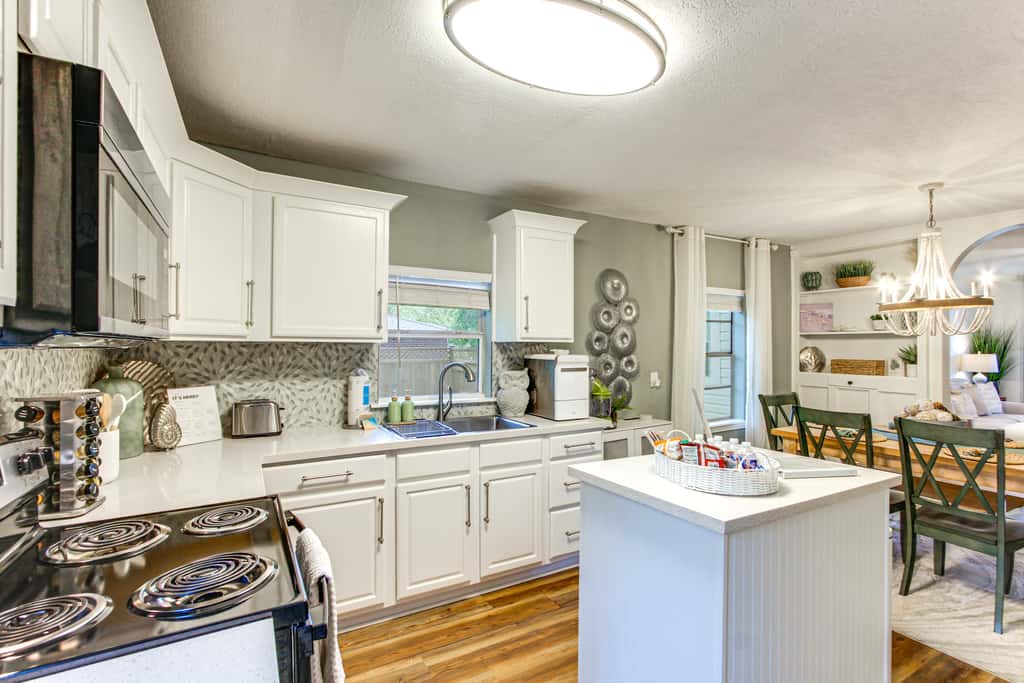 Hot Tub & Private Backyard! Gulfport Group Getaway