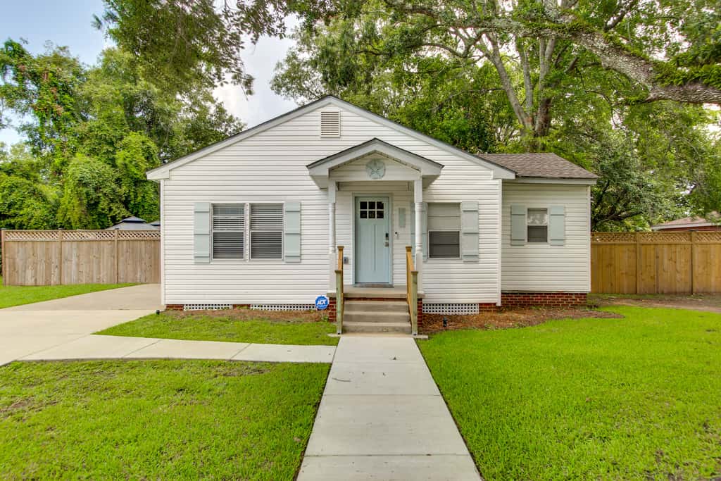 Hot Tub & Private Backyard! Gulfport Group Getaway
