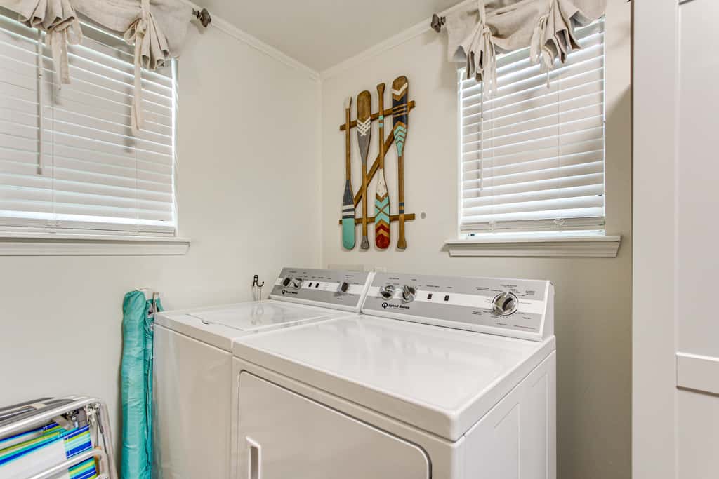 Hot Tub & Private Backyard! Gulfport Group Getaway
