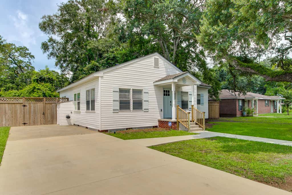 Hot Tub & Private Backyard! Gulfport Group Getaway