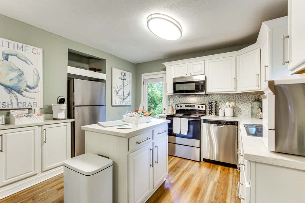 Hot Tub & Private Backyard! Gulfport Group Getaway