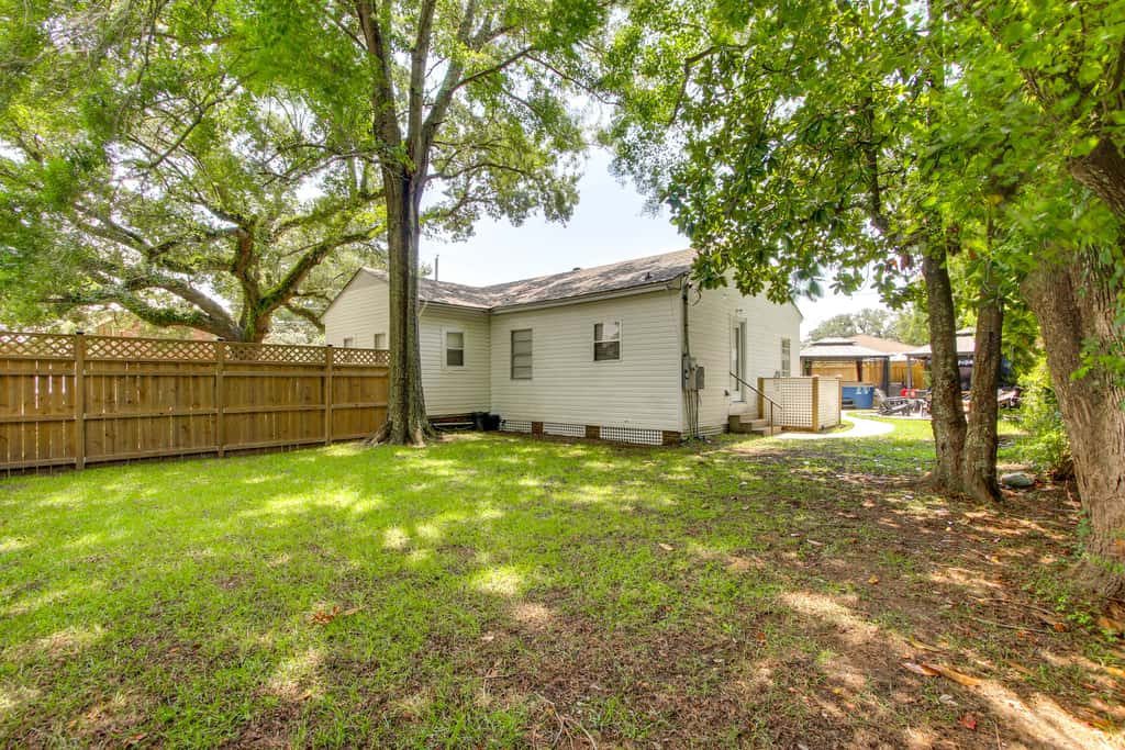Hot Tub & Private Backyard! Gulfport Group Getaway