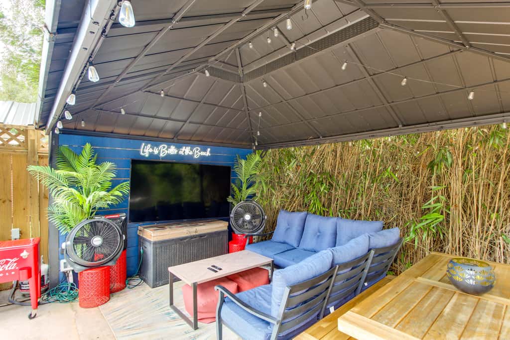 Hot Tub & Private Backyard! Gulfport Group Getaway