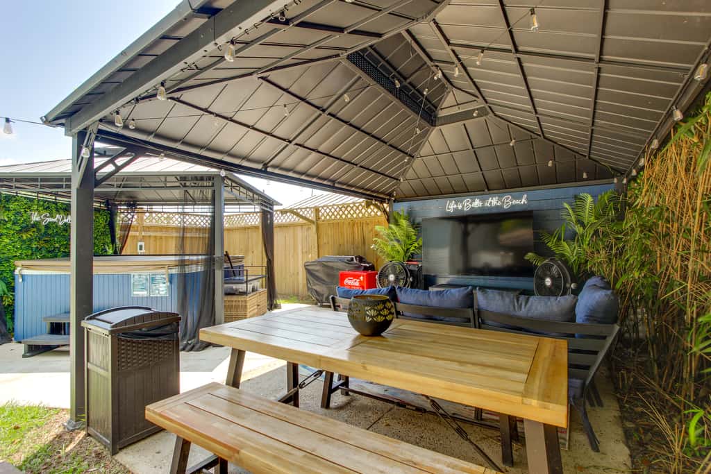 Hot Tub & Private Backyard! Gulfport Group Getaway