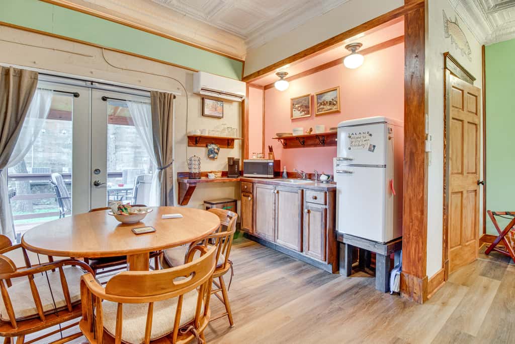 Walk to White River: Cozy Studio, Driftys Hideaway