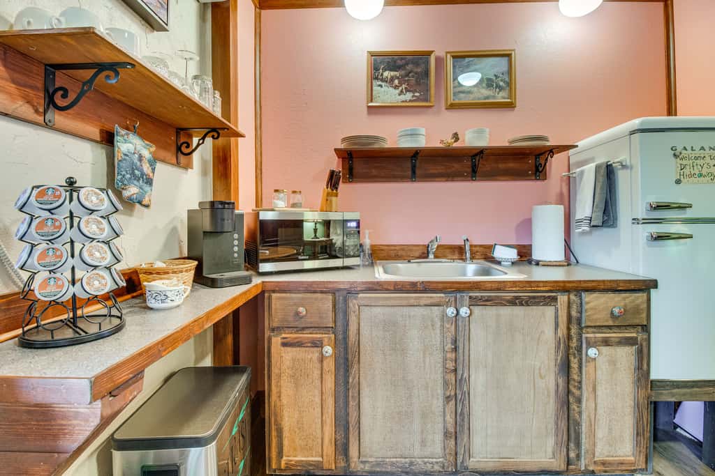 Walk to White River: Cozy Studio, Driftys Hideaway