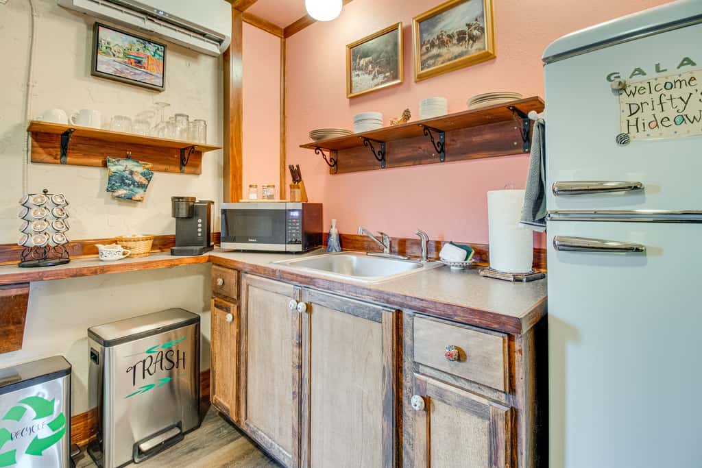 Walk to White River: Cozy Studio, Driftys Hideaway