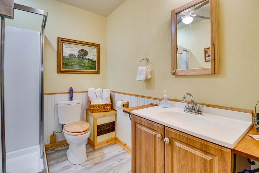 Walk to White River: Cozy Studio, Driftys Hideaway