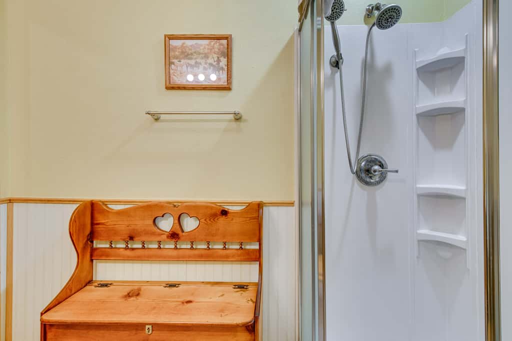 Walk to White River: Cozy Studio, Driftys Hideaway