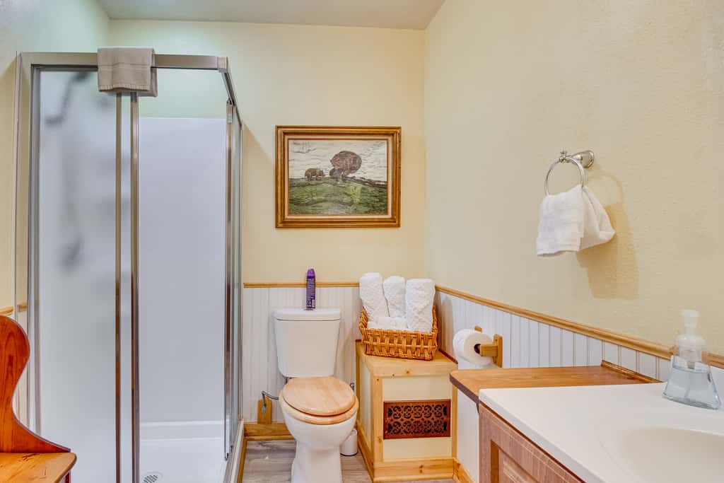 Walk to White River: Cozy Studio, Driftys Hideaway