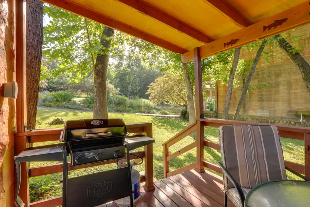 Walk to White River: Cozy Studio, Driftys Hideaway