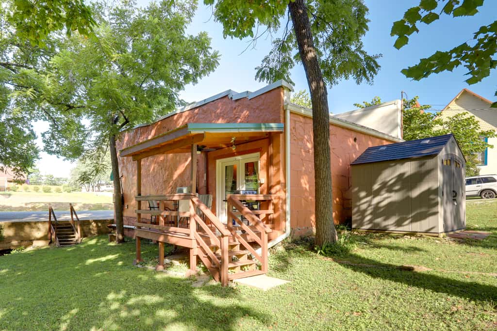 Walk to White River: Cozy Studio, Driftys Hideaway