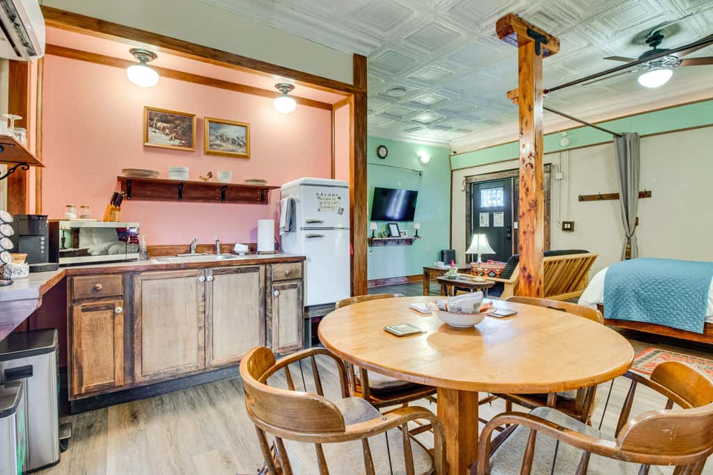 Walk to White River: Cozy Studio, Driftys Hideaway
