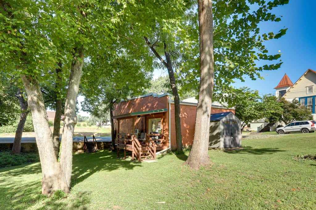 Walk to White River: Cozy Studio, Driftys Hideaway